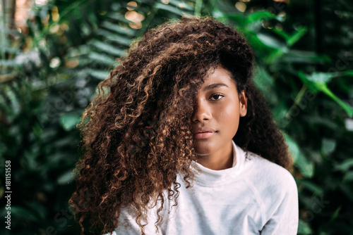 Canvastavla Beautiful dark skinned girl with curly hair.