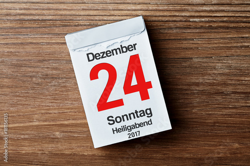 Kalender vor Holzhintergrund Weihnachten 2017