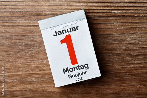 Kalender vor Holzhintergrund Neujahr 2018