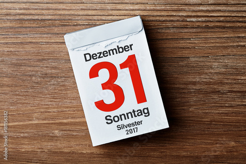 Kalender vor Holzhintergrund Silvester 2017 / 2018