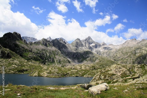 panorama montagna natura lago rocce cielo prato