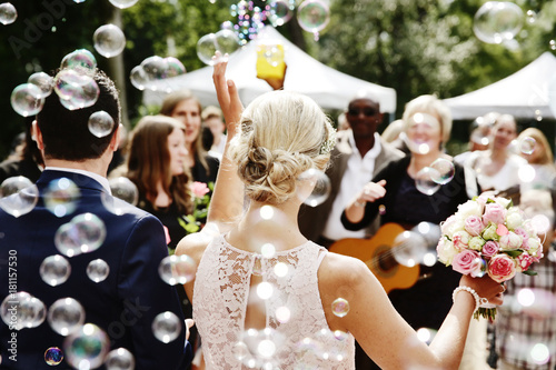 Gäste gratulieren Hochzeitspaar, Seifenblasen Fototapet