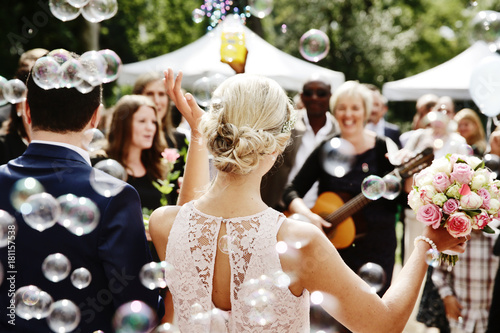 Gäste gratulieren Hochzeitspaar, Seifenblasen