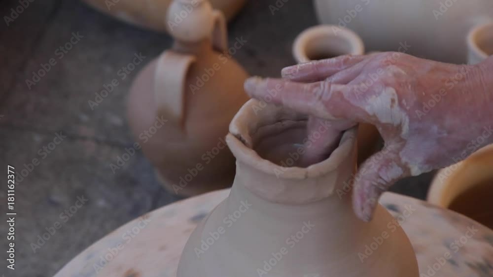 Creando la boca de una tinaja de barro con la tecnica de churro. Alfarería tradicional