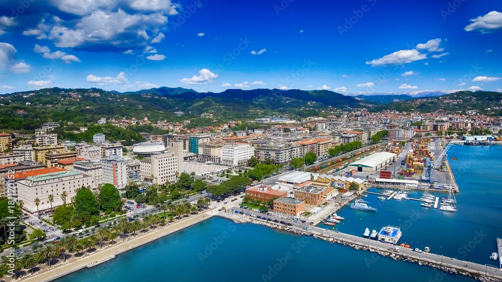 Αυτοκόλλητο Aerial view of city promenade