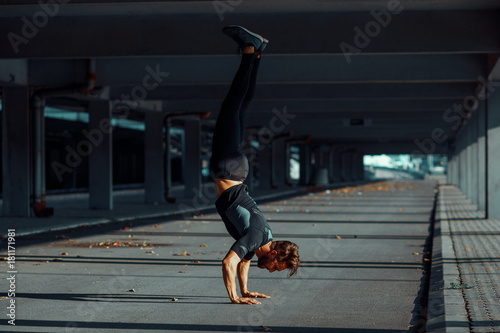 Foto Young man doing hand stand in the urban environment
