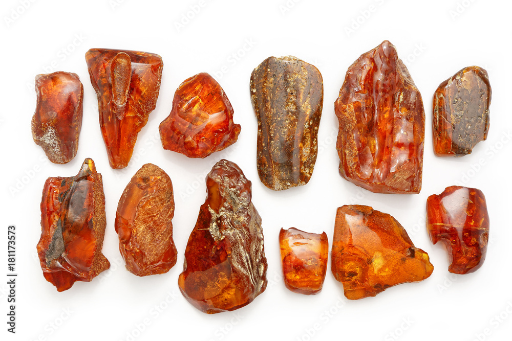 komfortabel Mellemøsten Eastern Twelve polished pieces of amber of red color of different shapes on a white  background. Many pieces of natural mineral sun stone. Amber texture,  background for jewelry stores. Petrified Resin Stock Photo 