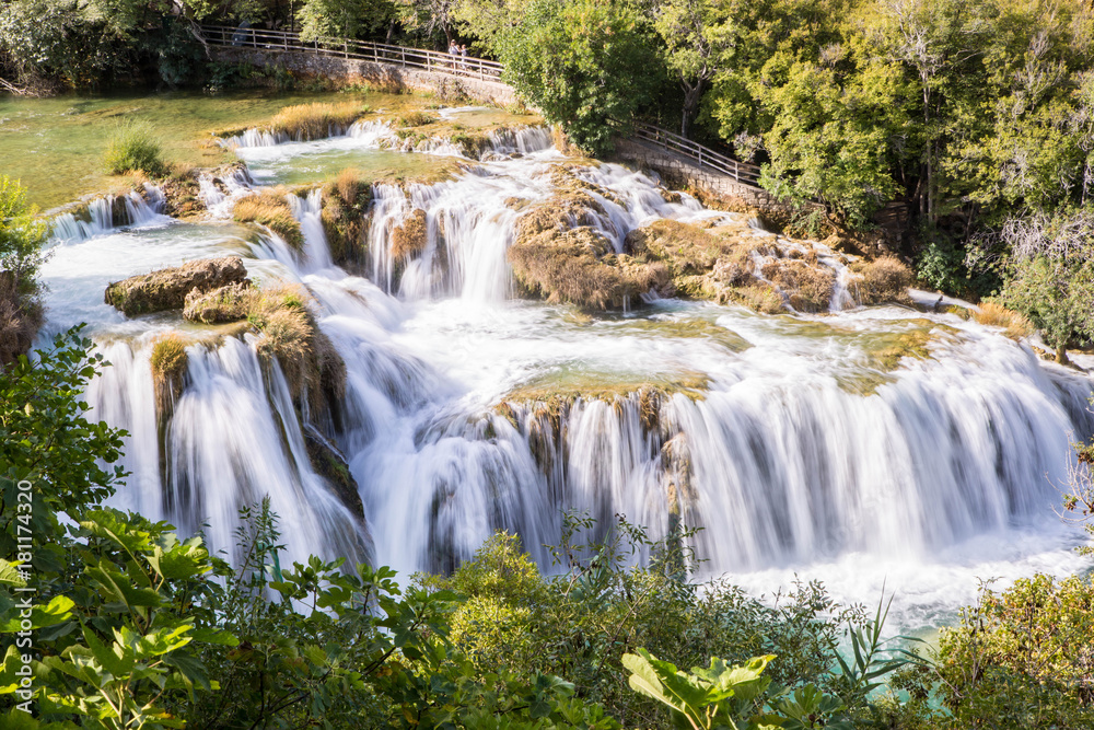Fototapeta premium beeindruckende Wasserfälle im Krka Nationalpark und im NP Plitvicer Seen
