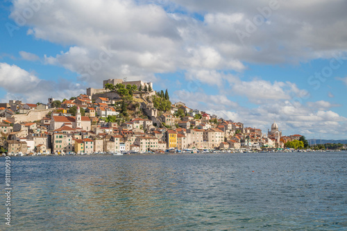 idyllisches Panorama von Sibenik, Dalmatien, Kroatien mit prächtigem Schwan