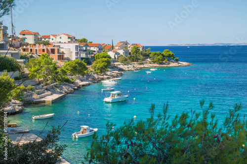 Fototapeta Naklejka Na Ścianę i Meble -  Hafen, Strand und Blick auf Bilo - Primosten, Dalmatien, Kroatien
