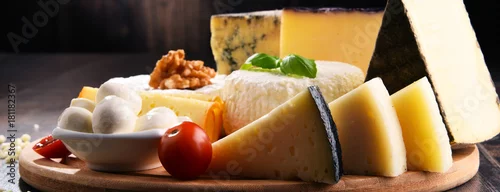 Panel kuchenny z motywem Different sorts of cheese on kitchen table