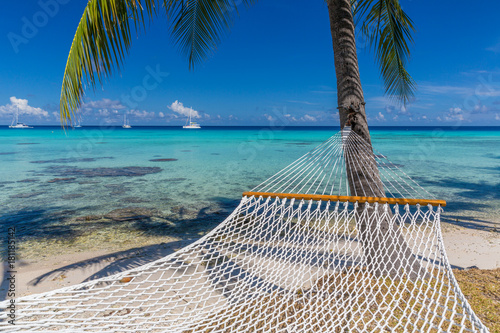 Fotografia hammoc on the lagoon beach of tahaa, French polynesia