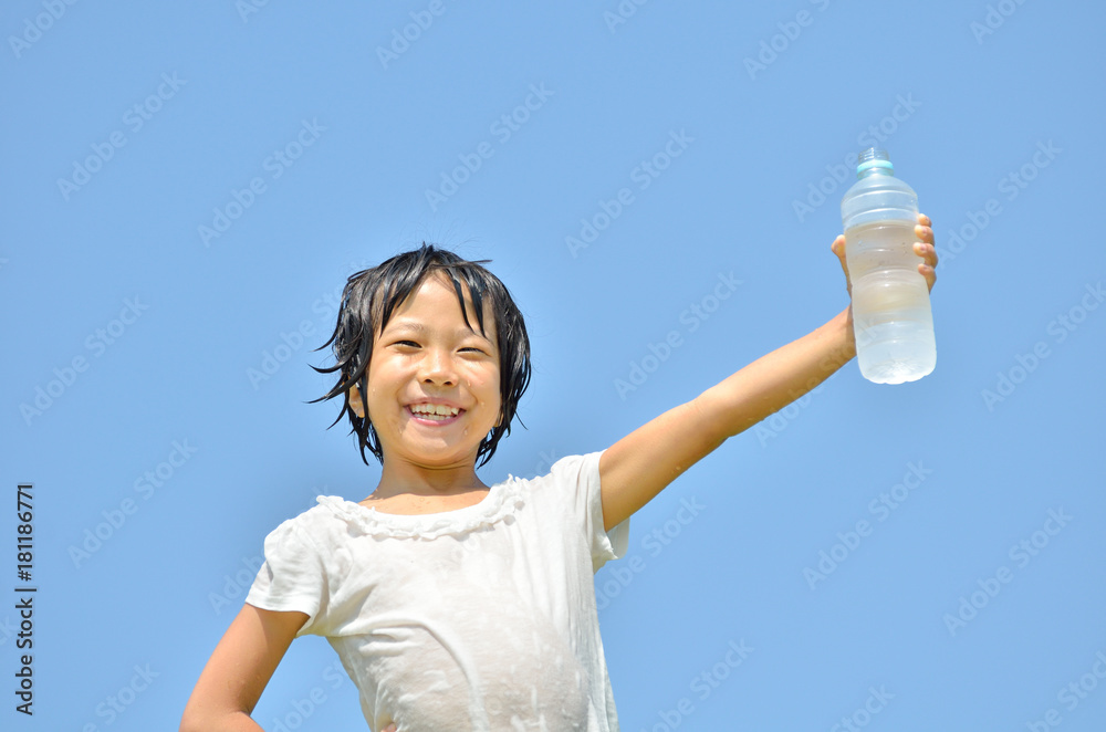 青空で水を飲む女の子 青空で水を飲む女の子