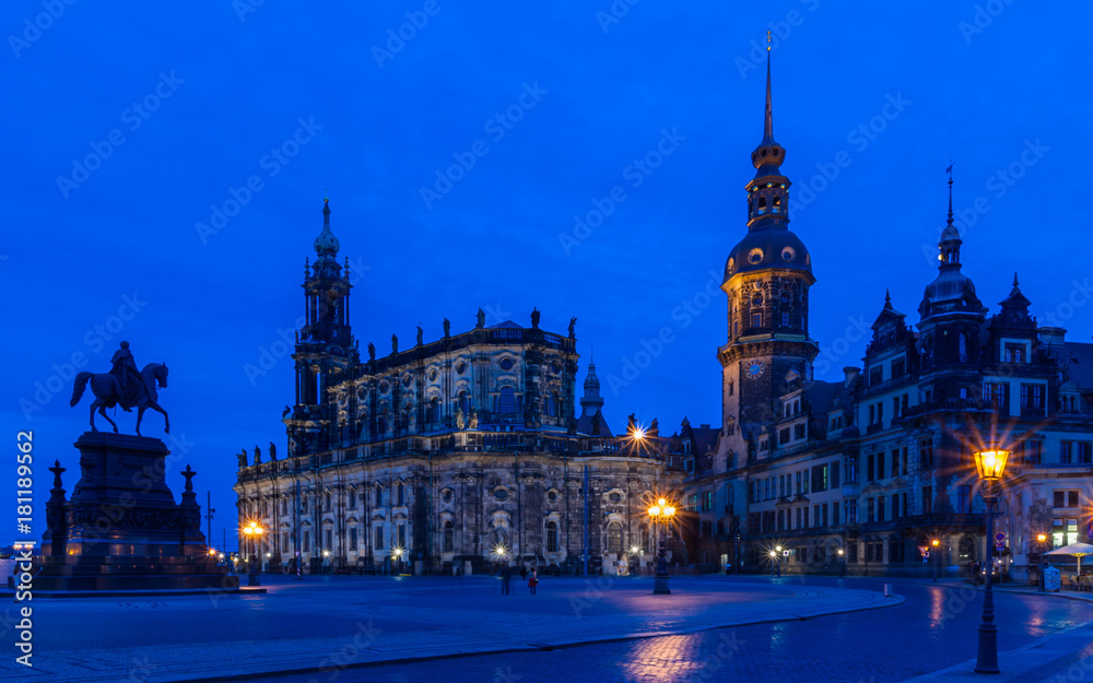 Dresden-Theaterplatz bei Nacht; Deutschland