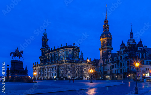 Dresden-Theaterplatz bei Nacht; Deutschland