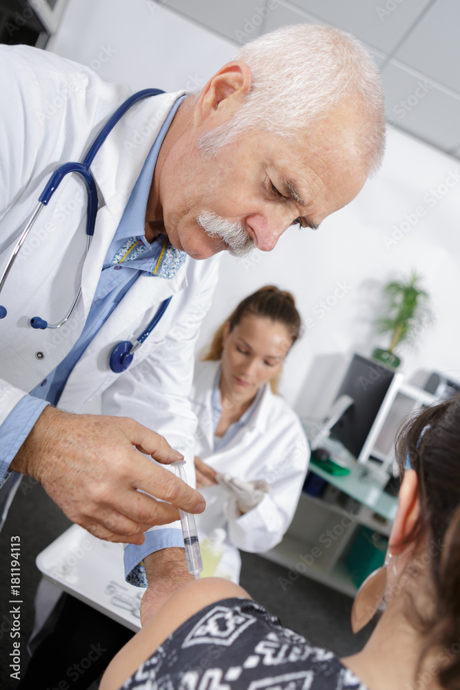 Fototapeta premium doctor administering a vaccine