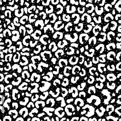 Seamless black and white grunge fashion leopard spots pattern vector