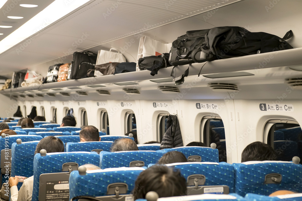 Obraz premium Shinkansen, zatłoczone samochody