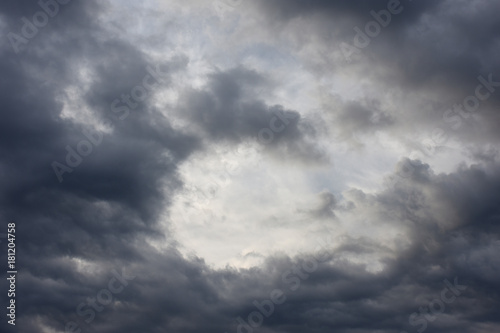 青空と雲「雲の風景」(この先にある未来へ、この先の成功、この先に何かがあるなどのイメージ）