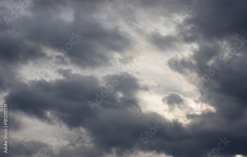空と雲「空想・雲のモンスターたち」（雲の向こうにある希望、雲の向こう側になどのイメージ）文字入れ、タイトルスペース © Ryuji