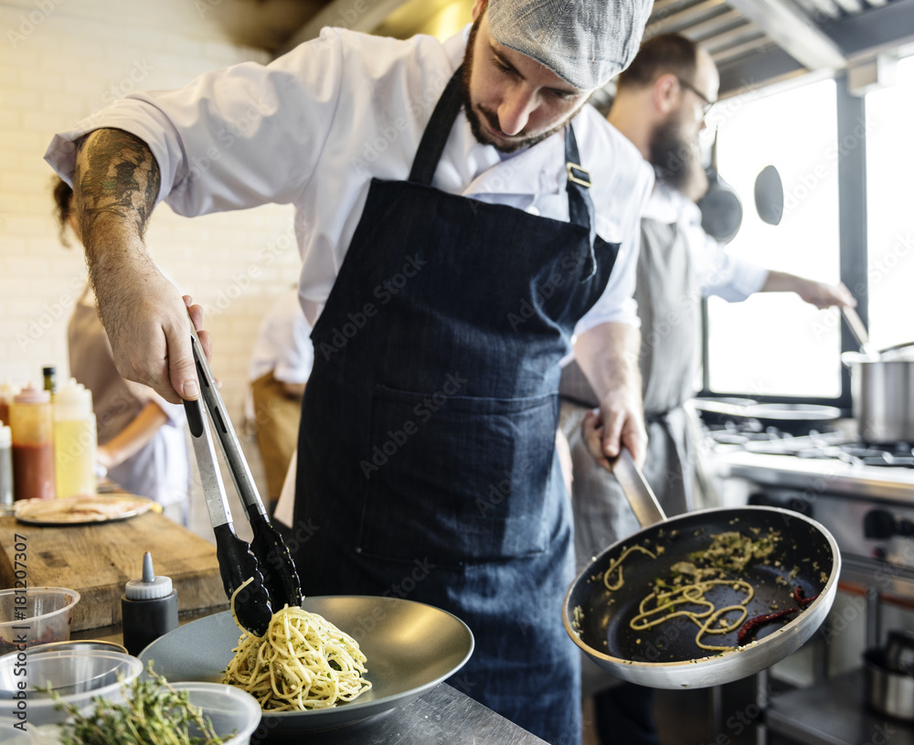 © Rawpixel.com - Chef cooking spagetti in the kitchen © Rawpixel.com - Chef cooking spagetti in the kitchen