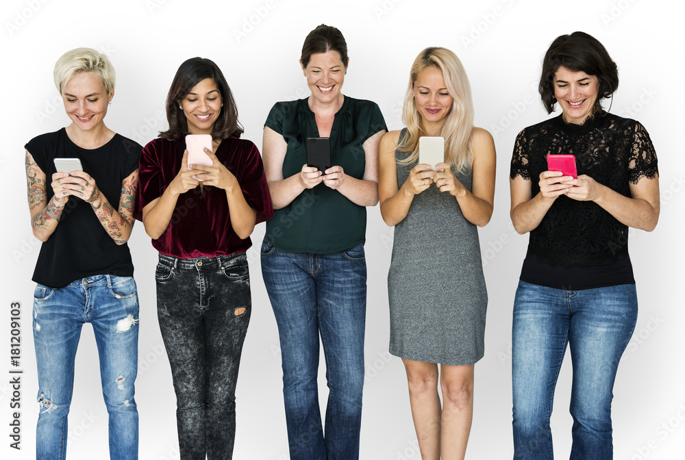 Obraz premium Happiness group of girlfriends smiling and conneted by mobile phone