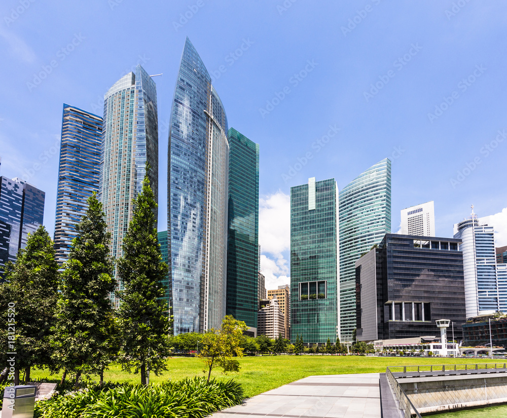 Fototapeta premium Singapore financial district skyline on a sunny day.