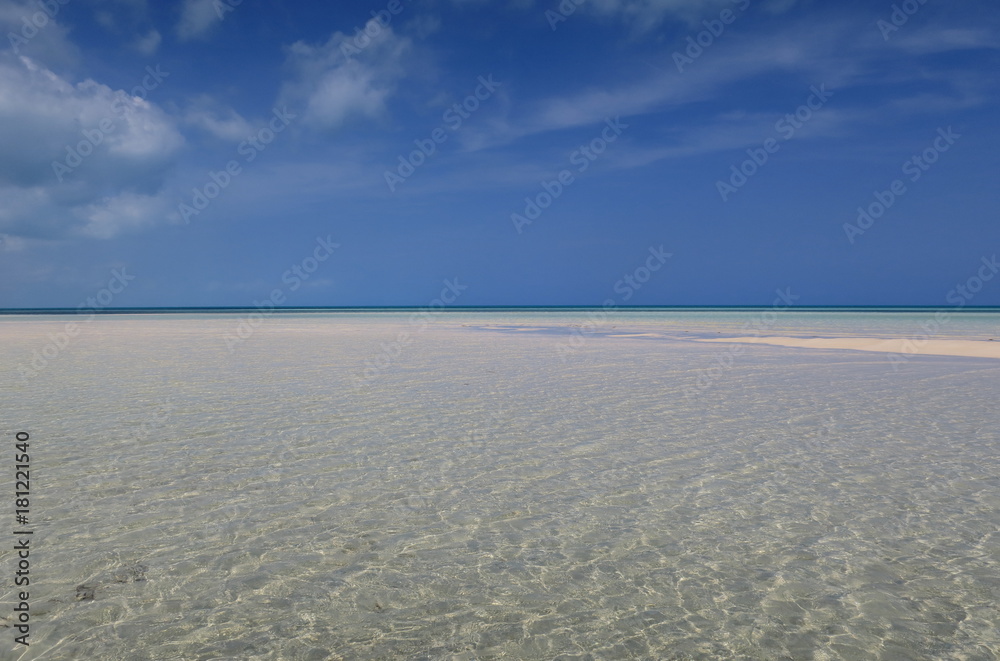 Banc de sable et mer des côtes cubaines