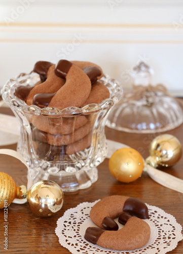 Schokoladenkipferl in Bonboniere Weihnachtsplätzchen photo