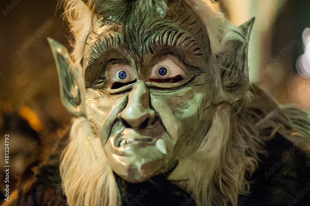 Perchtenläufe und Krampusrummel Perchtenläufe und Krampusrummel