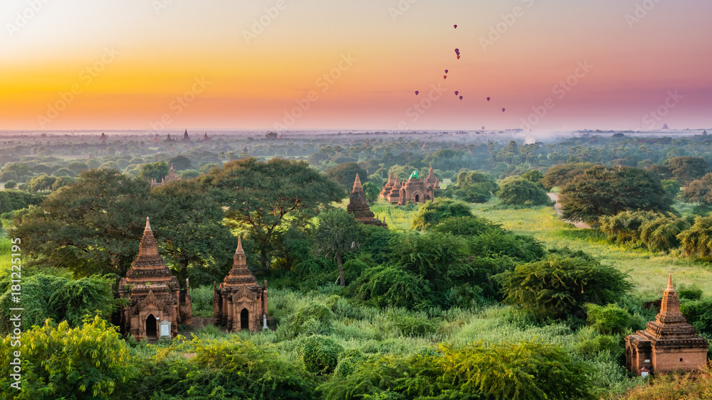 Fototapeta premium Ancient Land of Bagan view from the top of Shwesandaw Pagoda