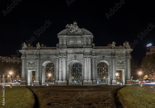 Puerta de Alcala en el centro de Madrid de noche. Foto emblemática de la ciudad.