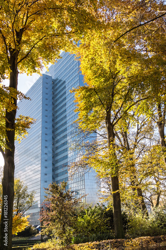 Herbstlicher Blick auf das Dreischeibenhaus photo