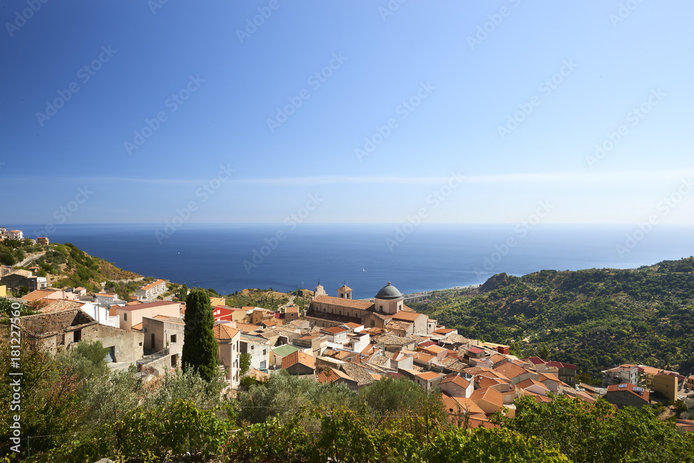 Panorama dello stretto di Messina con vista della Calabria sui monte Peloritani