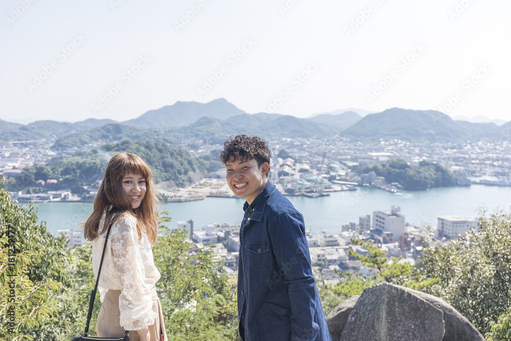 Naklejka premium 尾道を観光するカップル