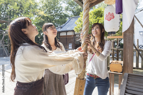 神社へお参りする女性三人組