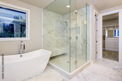 Valokuva Sleek bathroom features freestanding bathtub