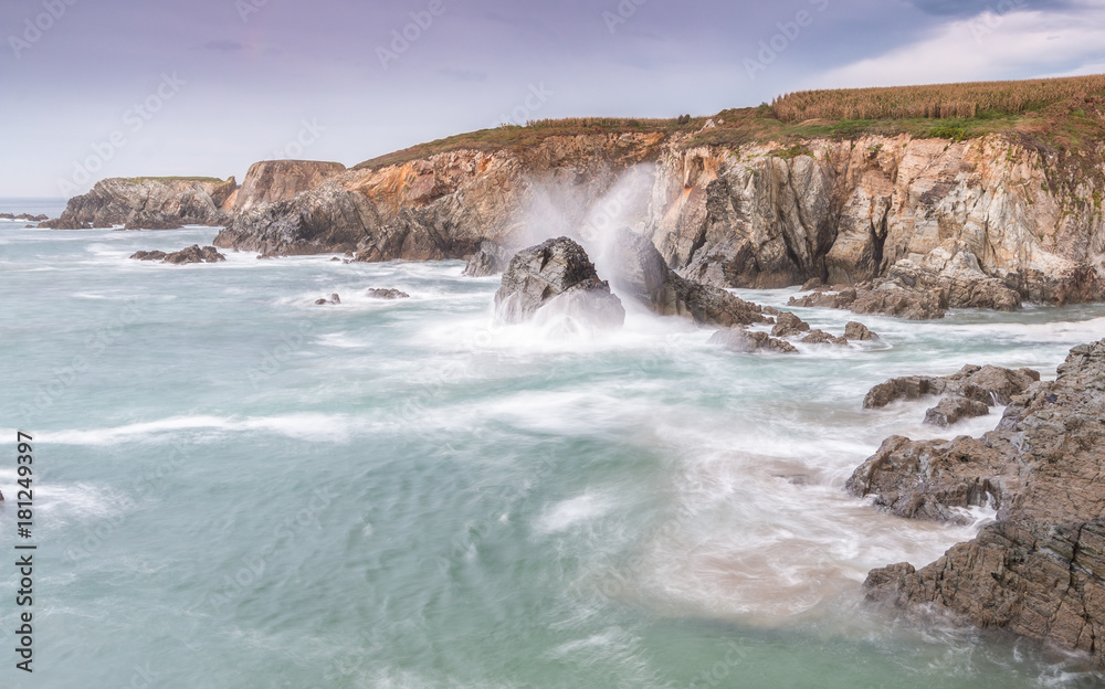 Olas espectaculares chocando en acantilado asturiano 