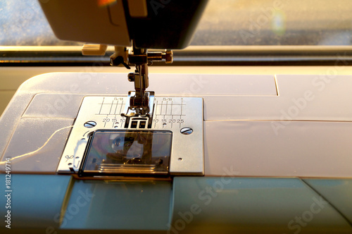 современная швейная машина готова для работы
