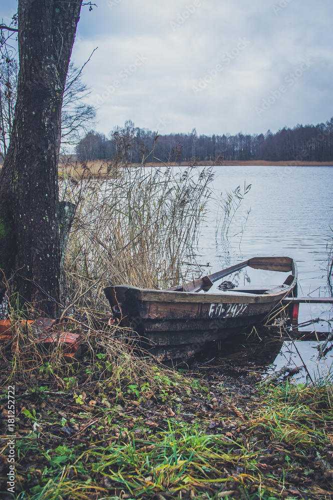 Obraz premium Boat on the river, lake. A boat with oars.