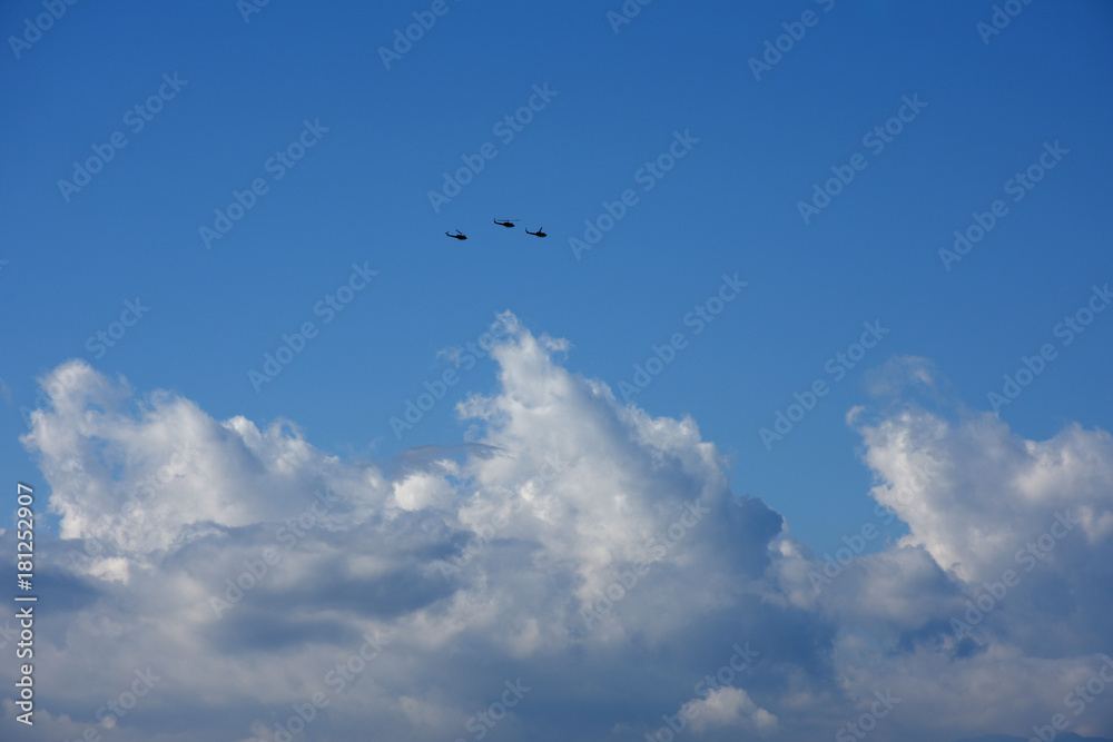 編隊飛行するヘリコプターと青空と雲「空想・雲のモンスターたち」