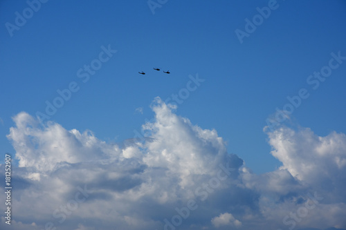 編隊飛行するヘリコプターと青空と雲「空想・雲のモンスターたち」