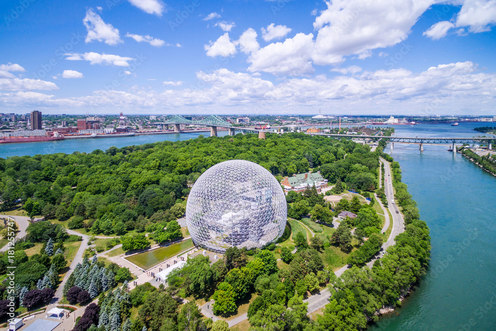 Naklejka premium Widok z lotu ptaka na panoramę miasta Montreal, w tym biosfery i rzeki St Lawrence w Montrealu, Quebec, Kanada.