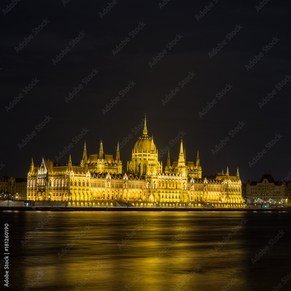 Parlament von Budapest bei Nacht
