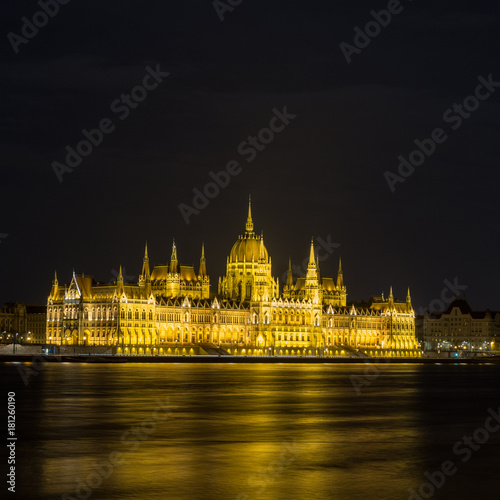 Parlament von Budapest bei Nacht