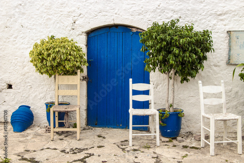 Kreta, Chersonissos,  Blaue Tür und Holzstühle photo