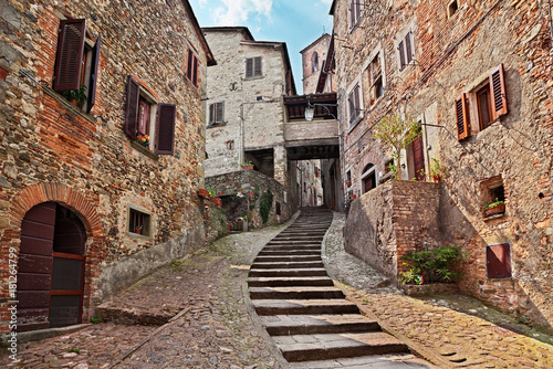 Anghiari, Arezzo, Tuscany, Italy: old alley in the medieval village photo