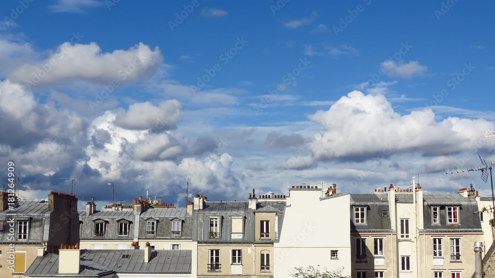 Toits de Paris, sous un ciel bleu avec des cumulus (France)