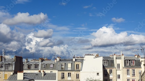 Photography Toits de Paris, sous un ciel bleu avec des cumulus (France)