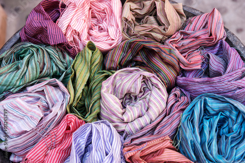 Bunte Schals auf dem Markt